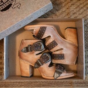 NEW FREEBIRD Violet Shoes in Taupe